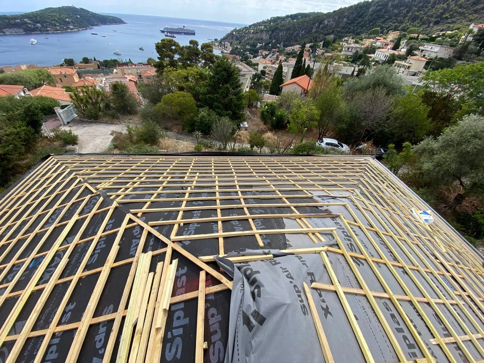 Couvreur réalisant une réfection de toiture à Roquefort-les-Pins