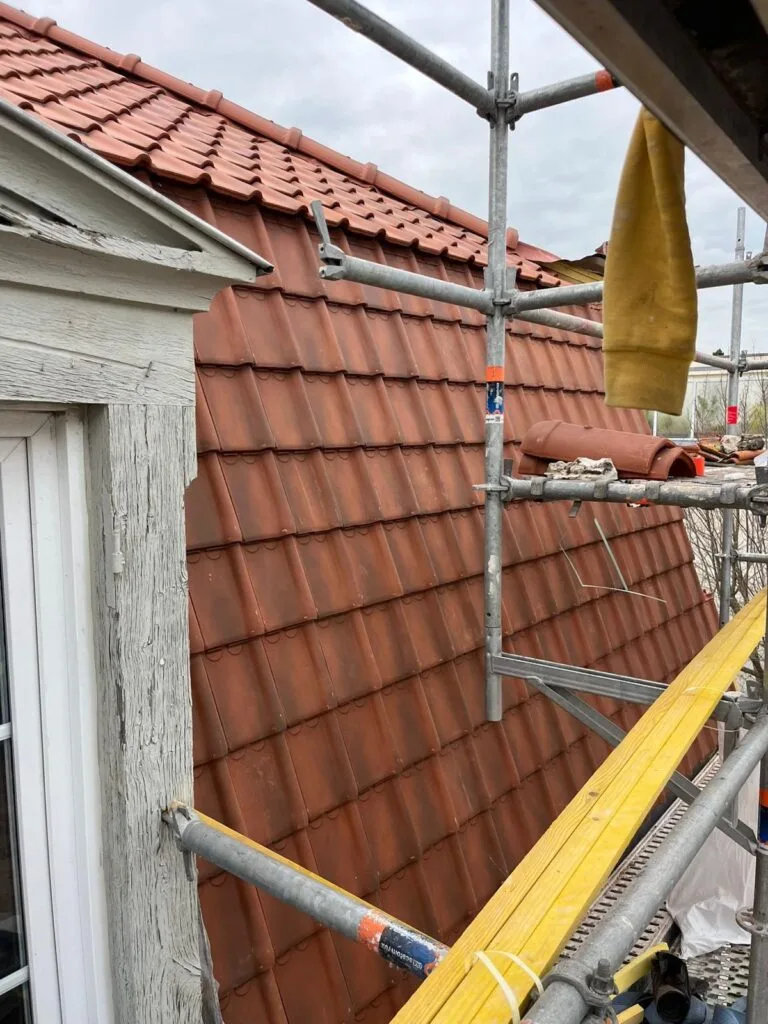 Lucarne rénovée - couvreur Roquefort-les-Pins
