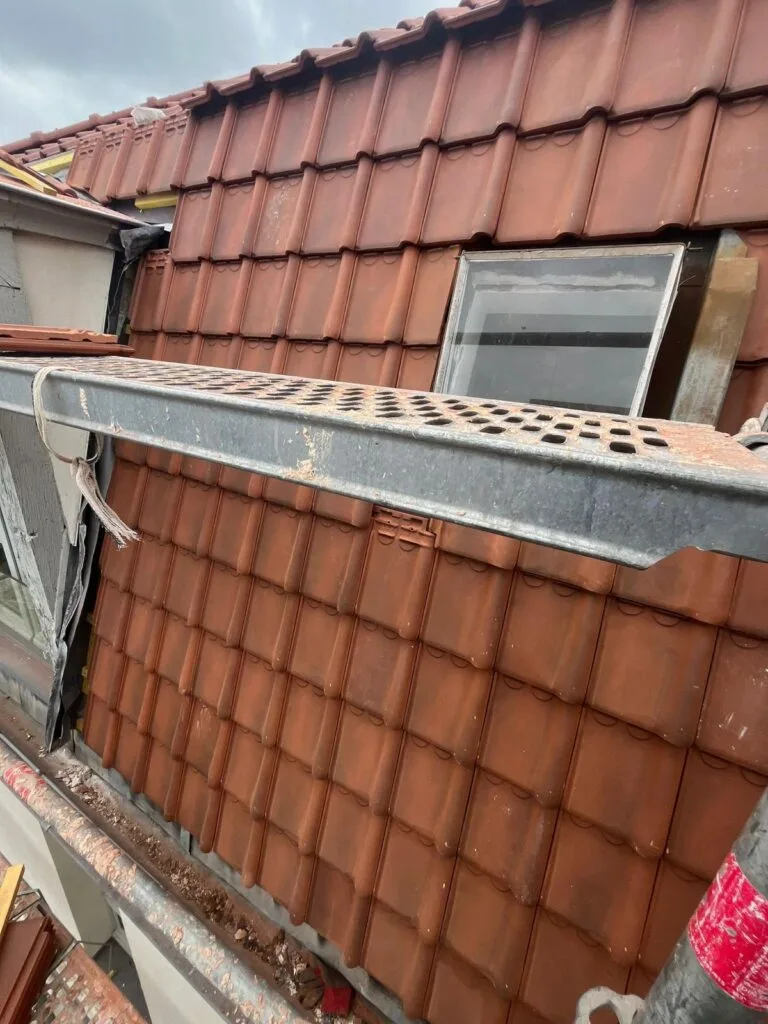Pose de velux - couvreur Roquefort-les-Pins